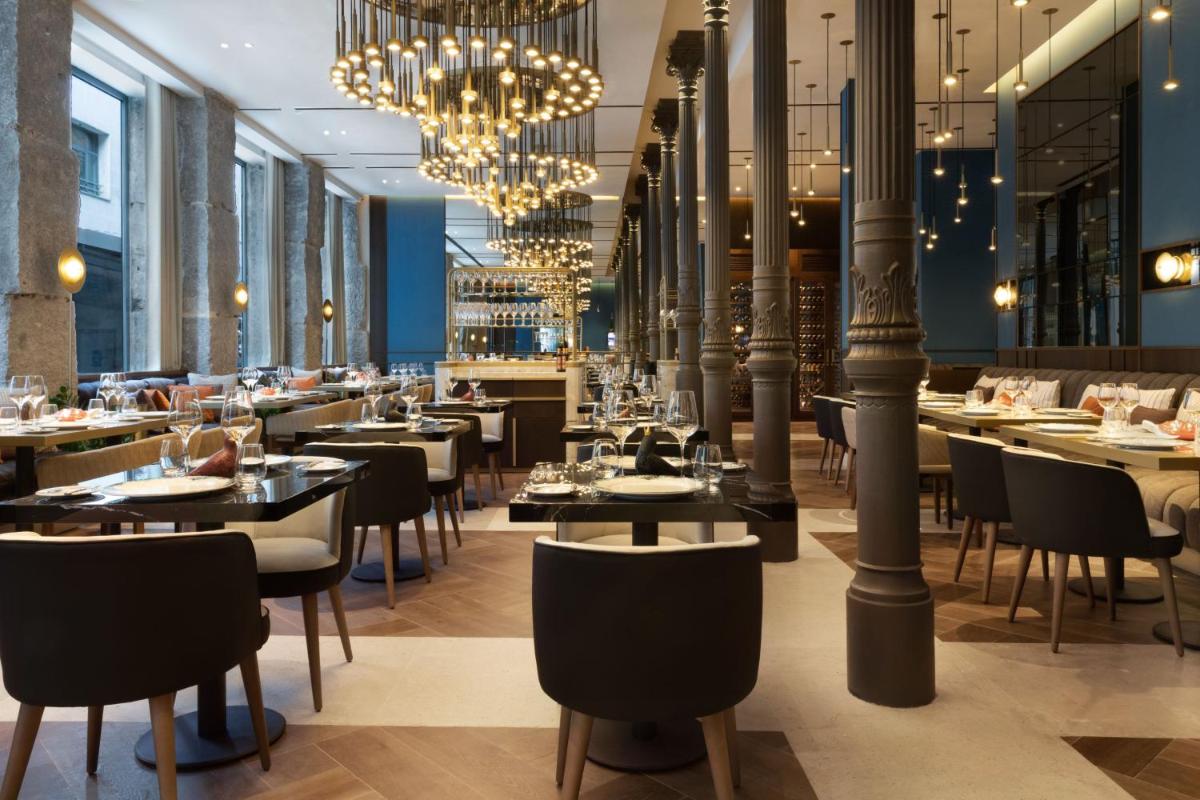 Un restaurante o sitio para comer en JW Marriott Hotel Madrid