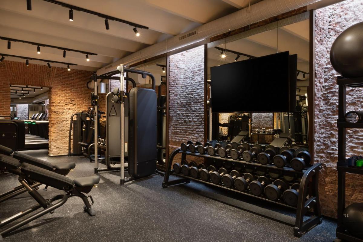 Gimnasio o instalaciones de fitness de JW Marriott Hotel Madrid