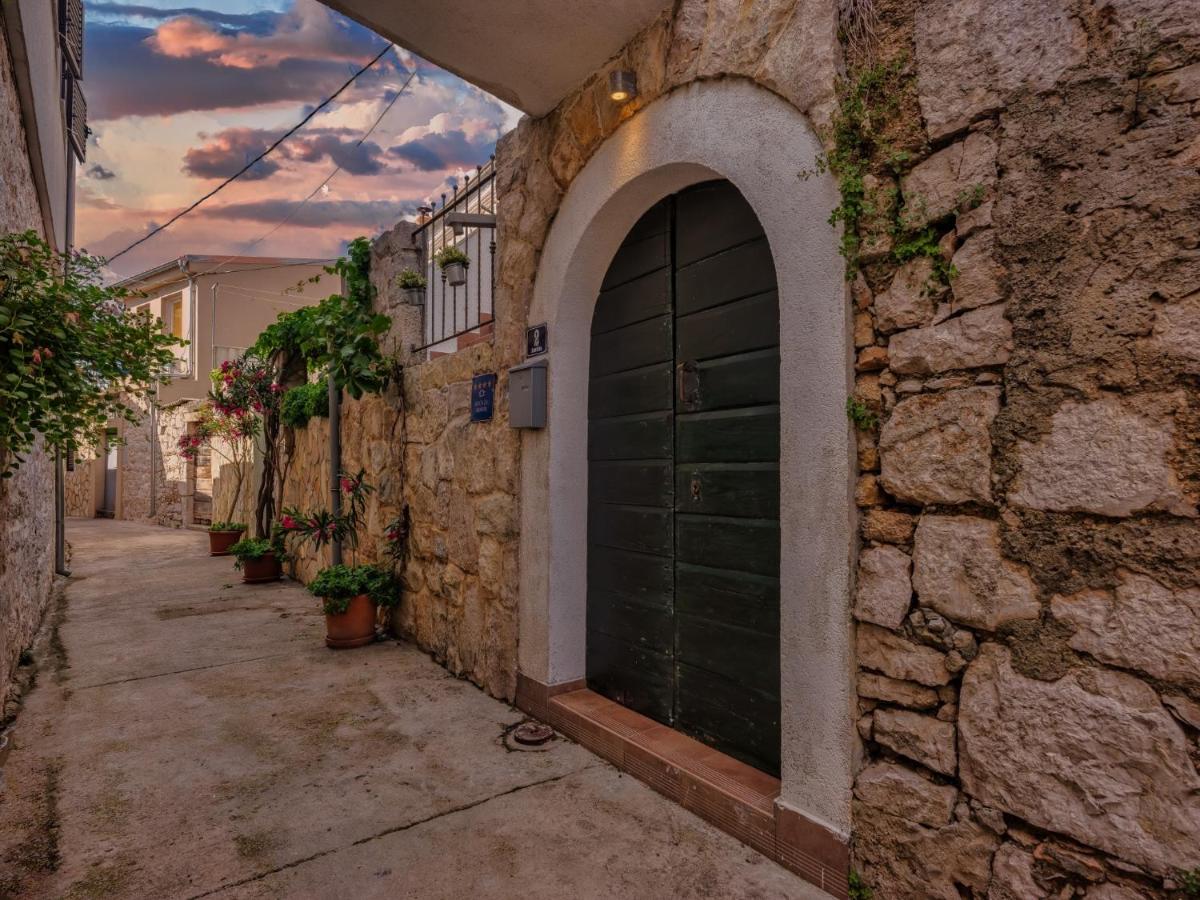 Hanna Cozy Old Stone House - Housity