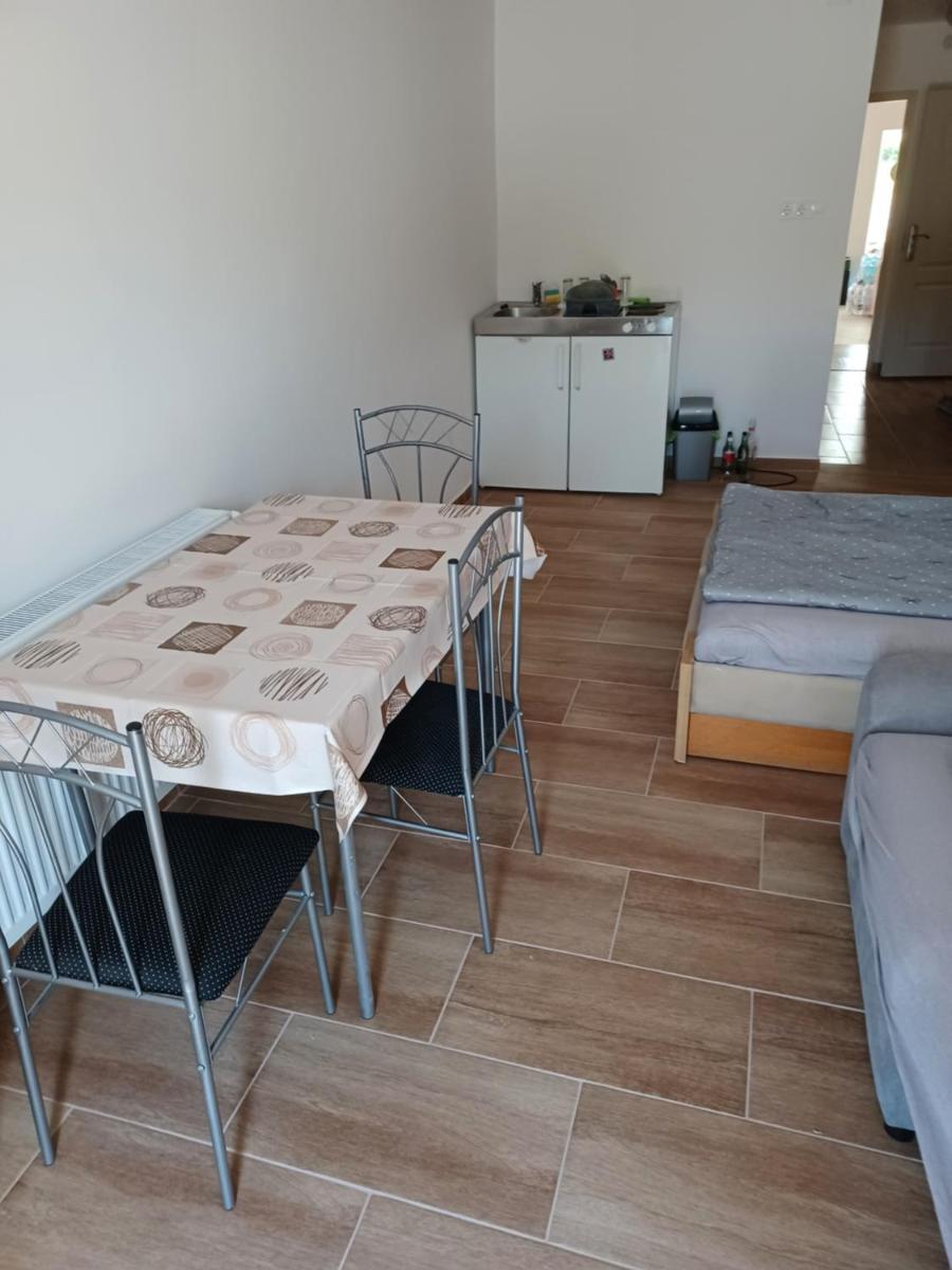 Gyuszika Vendégház - Housity