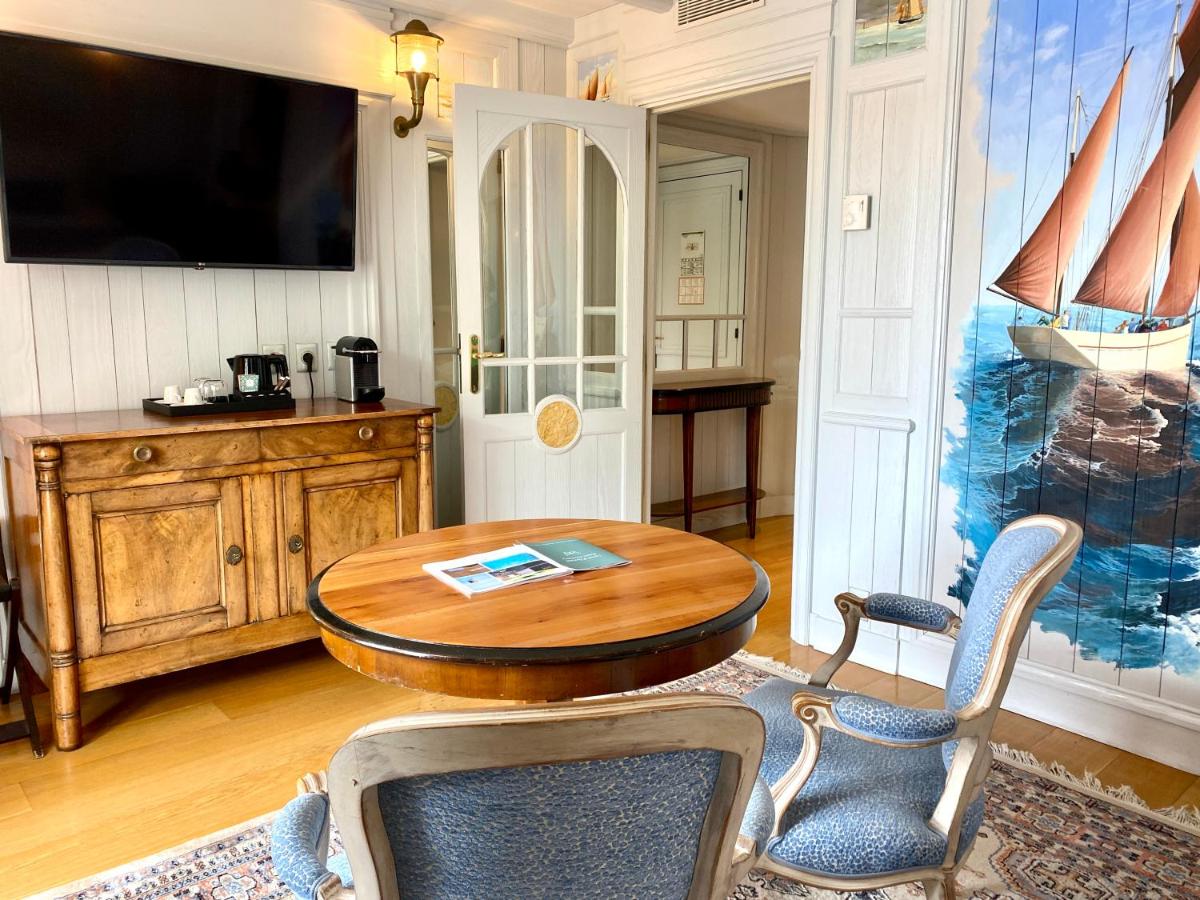 Télévision ou salle de divertissement dans l'établissement HR Hôtel-Restaurant & Spa Marin