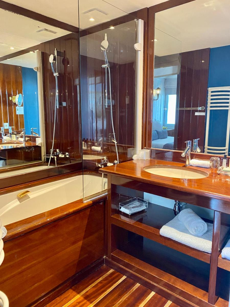 Salle de bains dans l'établissement HR Hôtel-Restaurant & Spa Marin