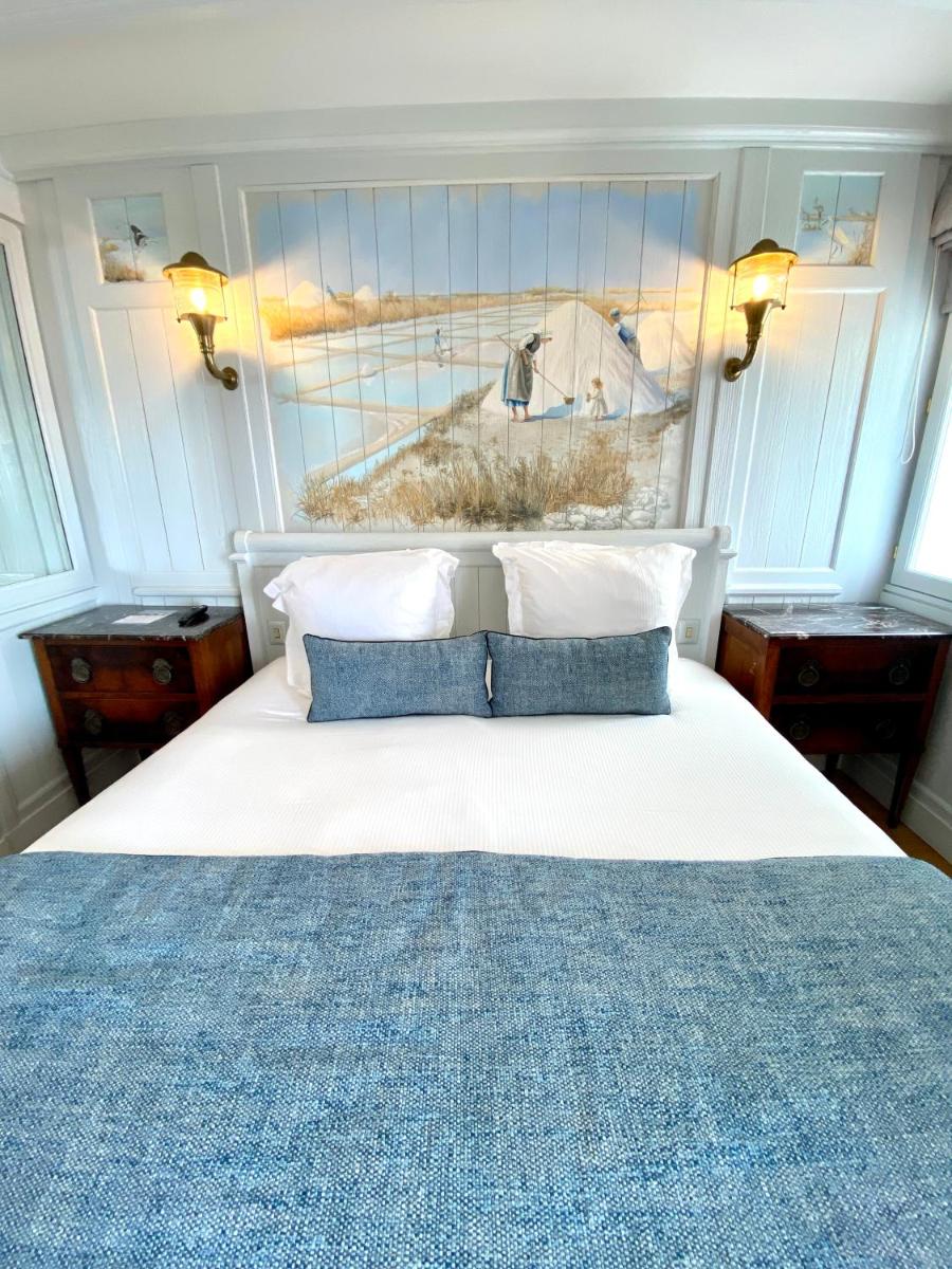 Un ou plusieurs lits dans un hébergement de l'établissement HR Hôtel-Restaurant & Spa Marin