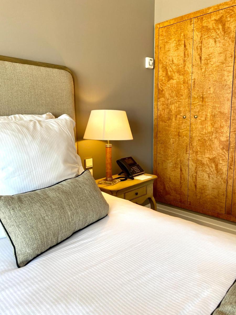 Un ou plusieurs lits dans un hébergement de l'établissement HR Hôtel-Restaurant & Spa Marin
