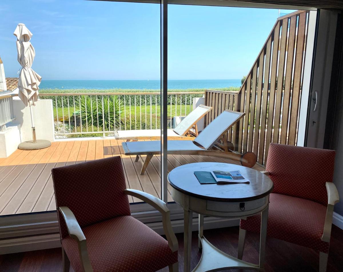 Balcon ou terrasse dans l'établissement HR Hôtel-Restaurant & Spa Marin