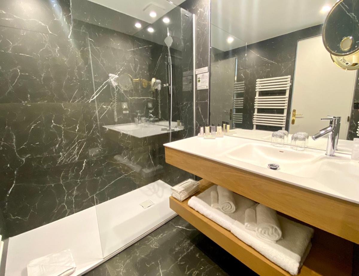 Salle de bains dans l'établissement HR Hôtel-Restaurant & Spa Marin