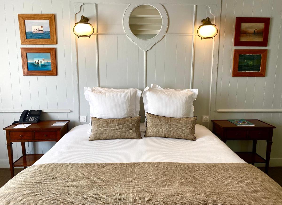 Un ou plusieurs lits dans un hébergement de l'établissement HR Hôtel-Restaurant & Spa Marin