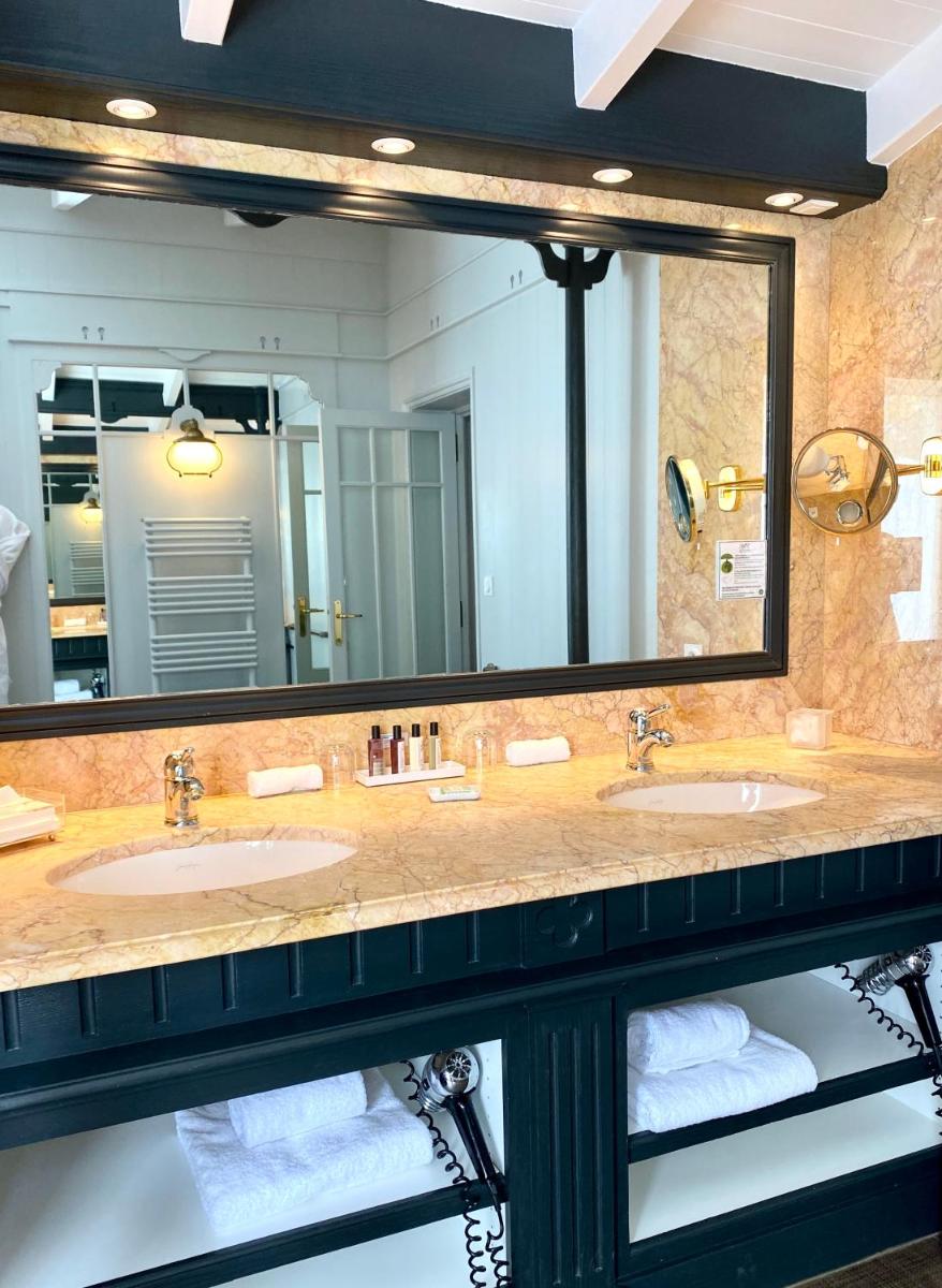 Salle de bains dans l'établissement HR Hôtel-Restaurant & Spa Marin