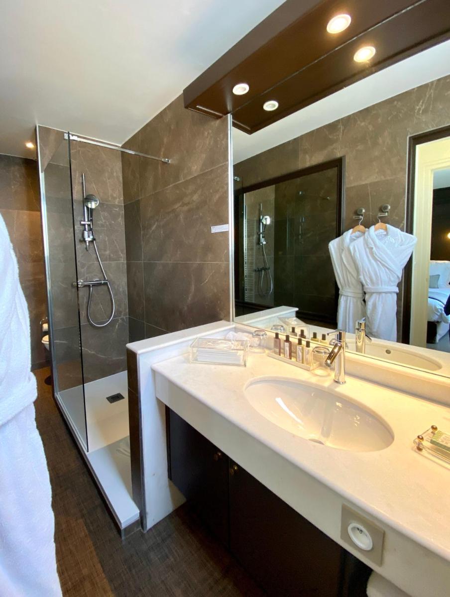 Salle de bains dans l'établissement HR Hôtel-Restaurant & Spa Marin