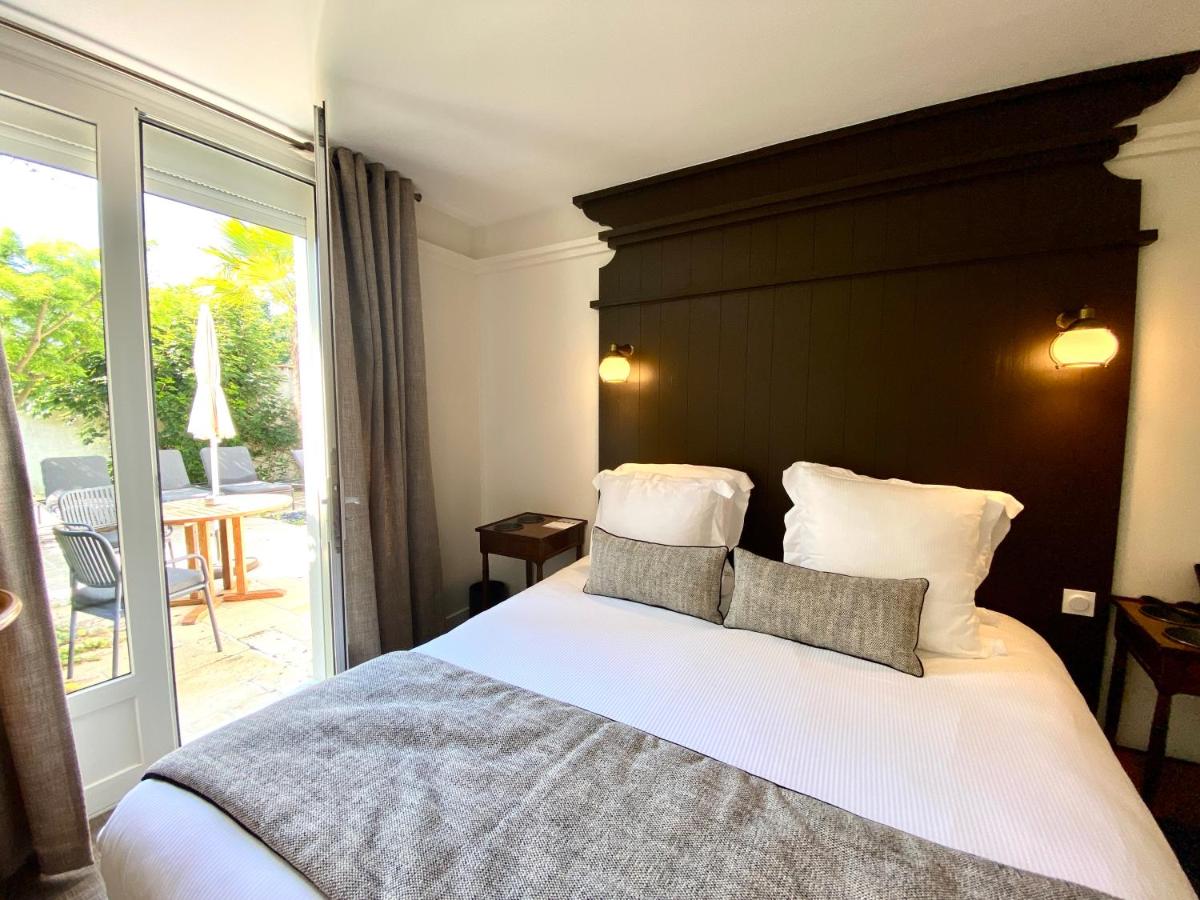 Un ou plusieurs lits dans un hébergement de l'établissement HR Hôtel-Restaurant & Spa Marin