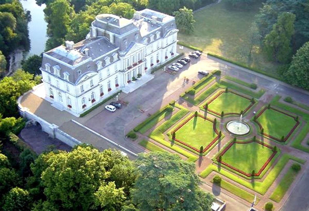- une vue aérienne sur un grand bâtiment avec un grand jardin dans l'établissement Château D'artigny, à Montbazon