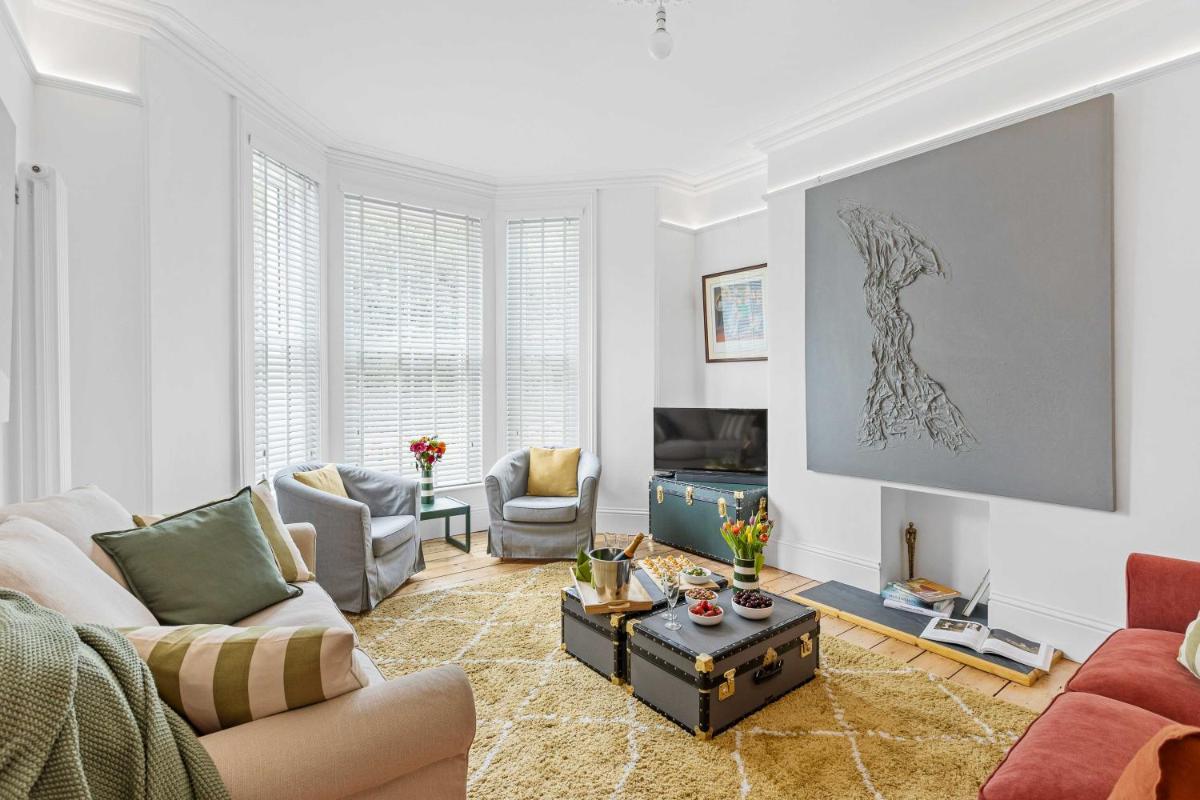 HOE PARK HOUSE, Historic Gem, Parking, Pet Friendly, Close to Stunning Coastline & Eateries - Housity