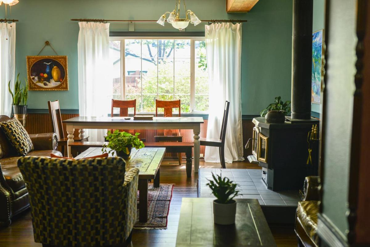Westfir Lodge & Mountain Market - Housity