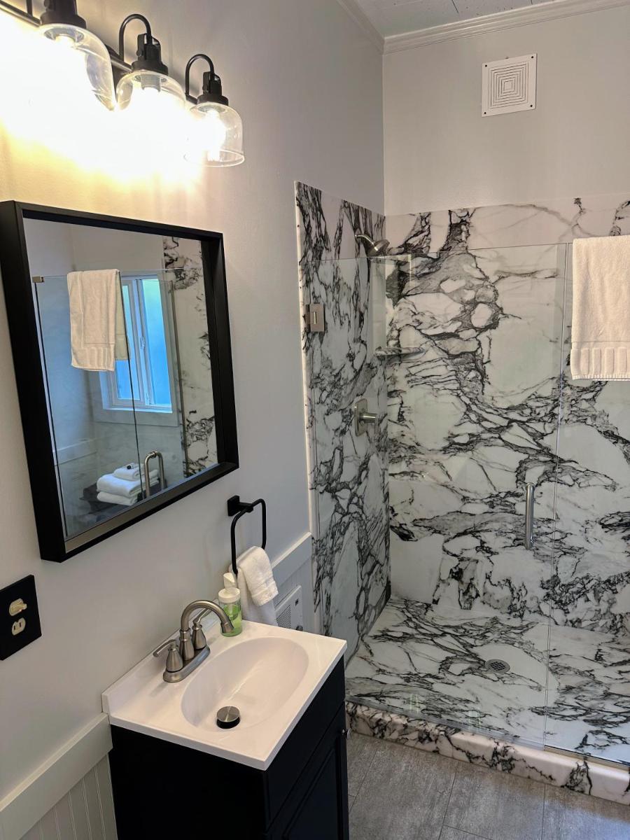 Westfir Lodge & Mountain Market - Housity