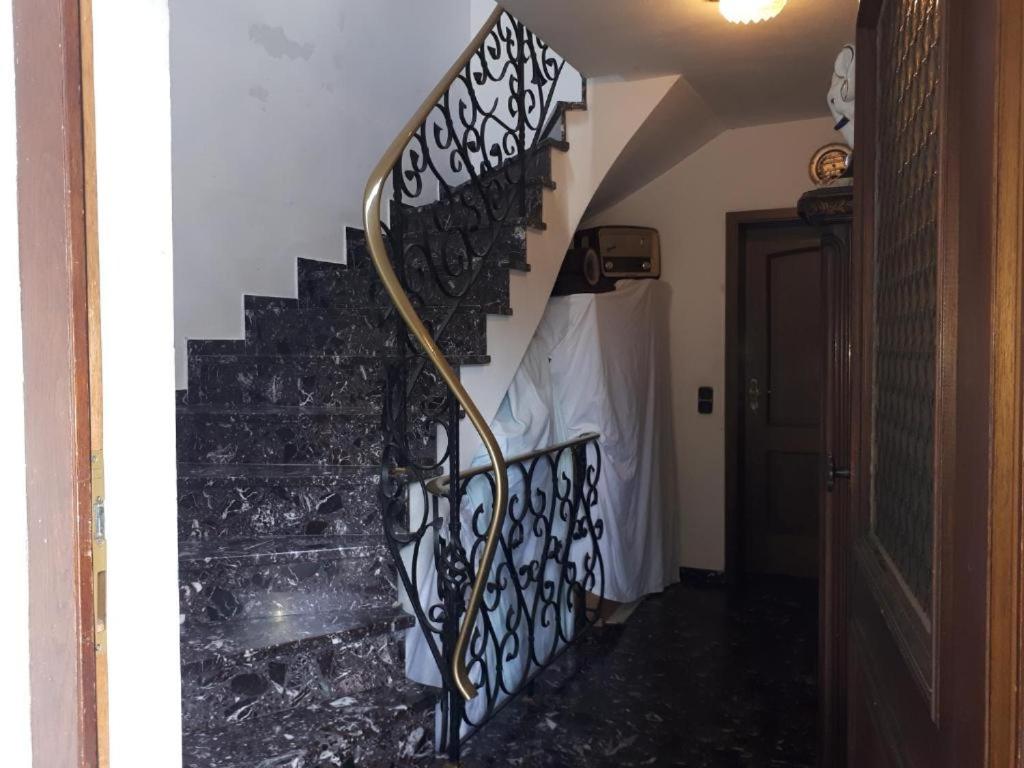 Karl-Stieler-Str. ONE ROOM in a 2 ROOM APPARTMENT ; LOT SPACE - Housity