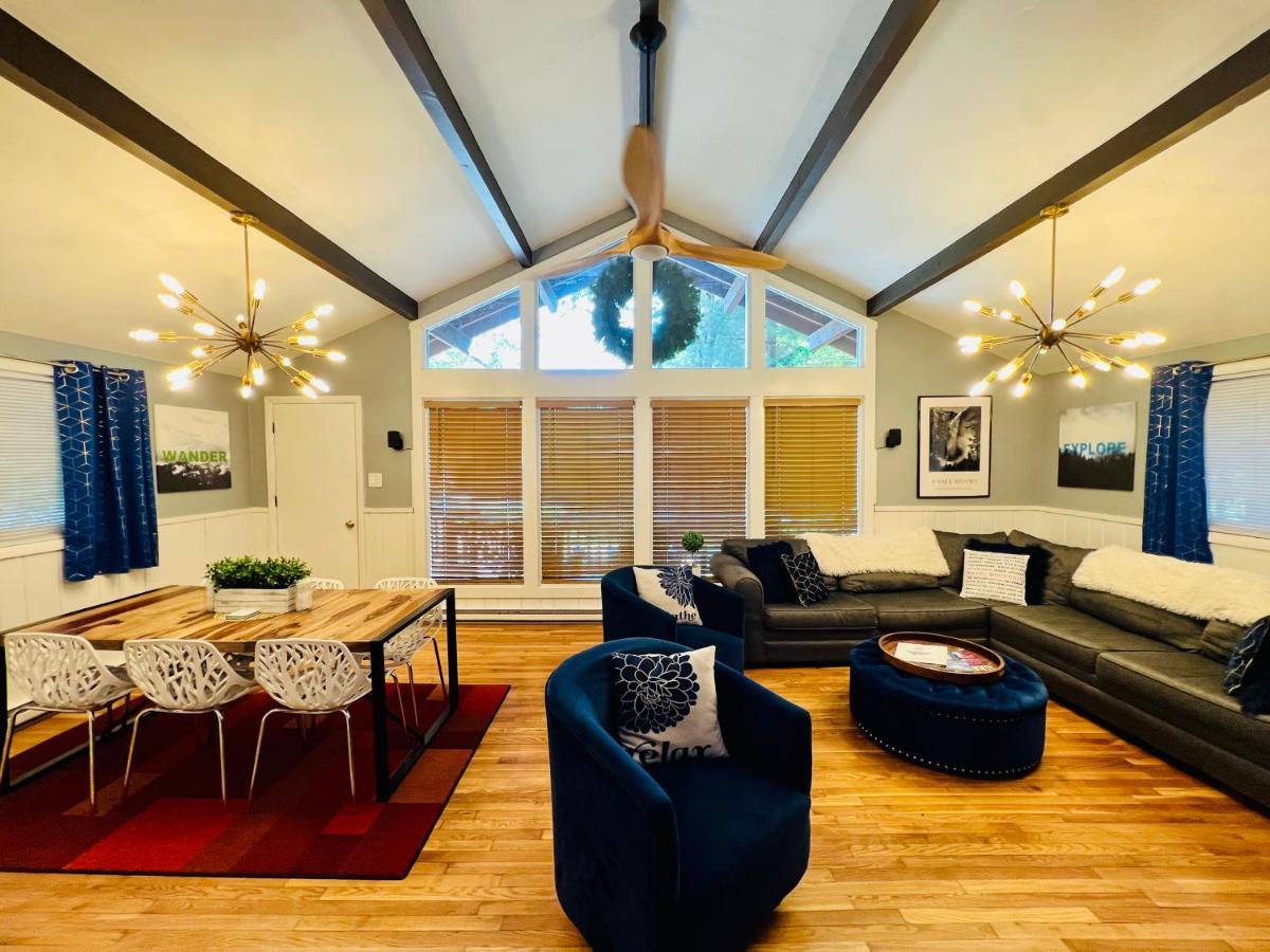 Suitetrails - Contemporary Magic Mountain Chalet Close to Skiing, Hiking, Fun