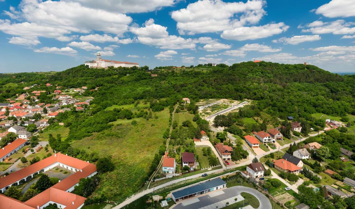 Pannonhalma Panzió - Housity