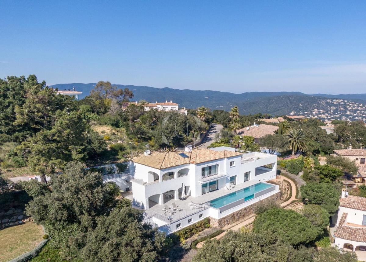 VILLA BLANCA - moderna, lujosa, vistas espectaculares, AC y piscina - Housity