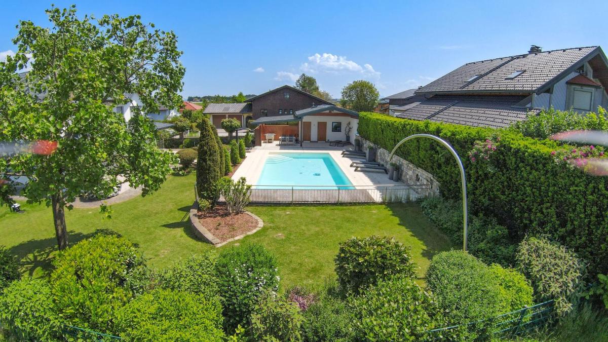 Elegante, moderne Villa im Grünen - Housity