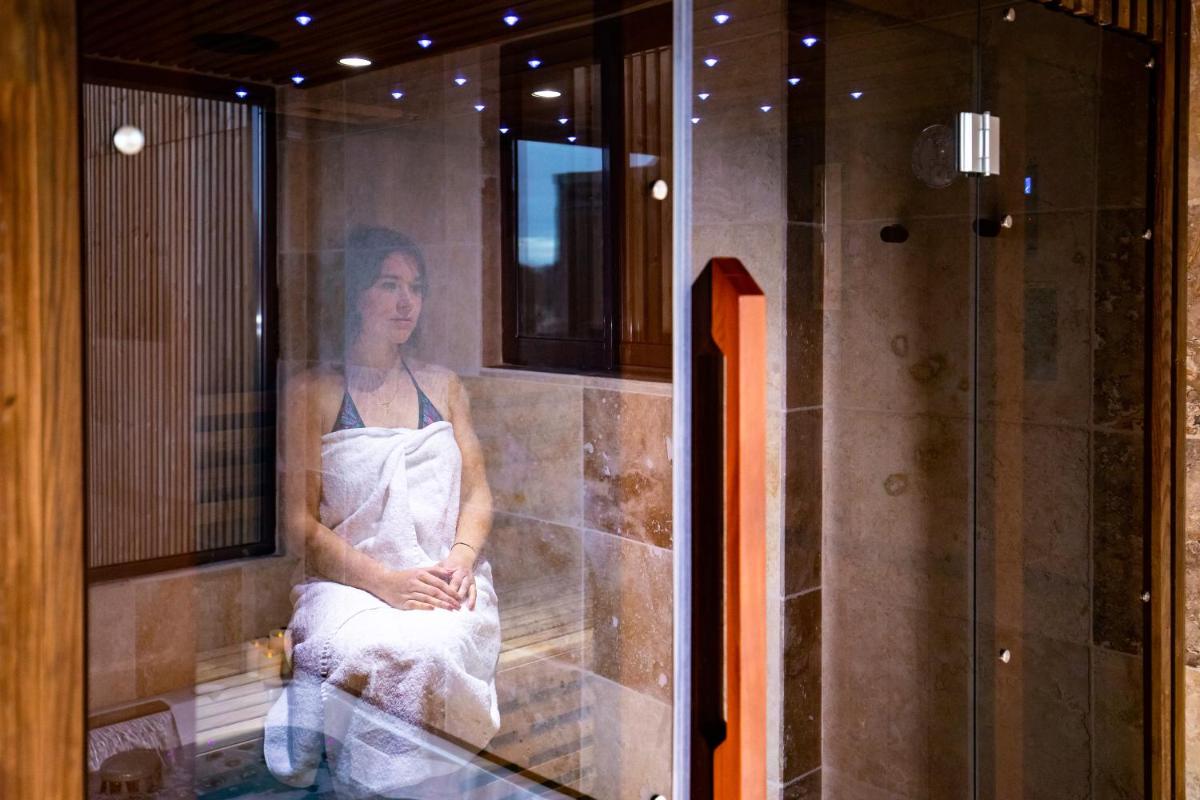 Salle de bains dans l'établissement Le Domaine de Baulieu, Singuliers Hotels