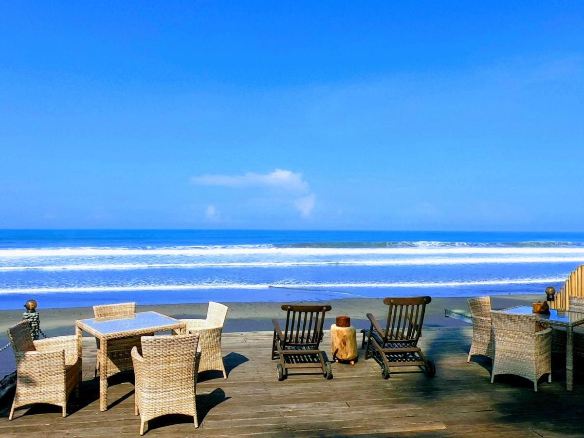 Beachfront Villa Nixie and the Sea Tabanan - Housity