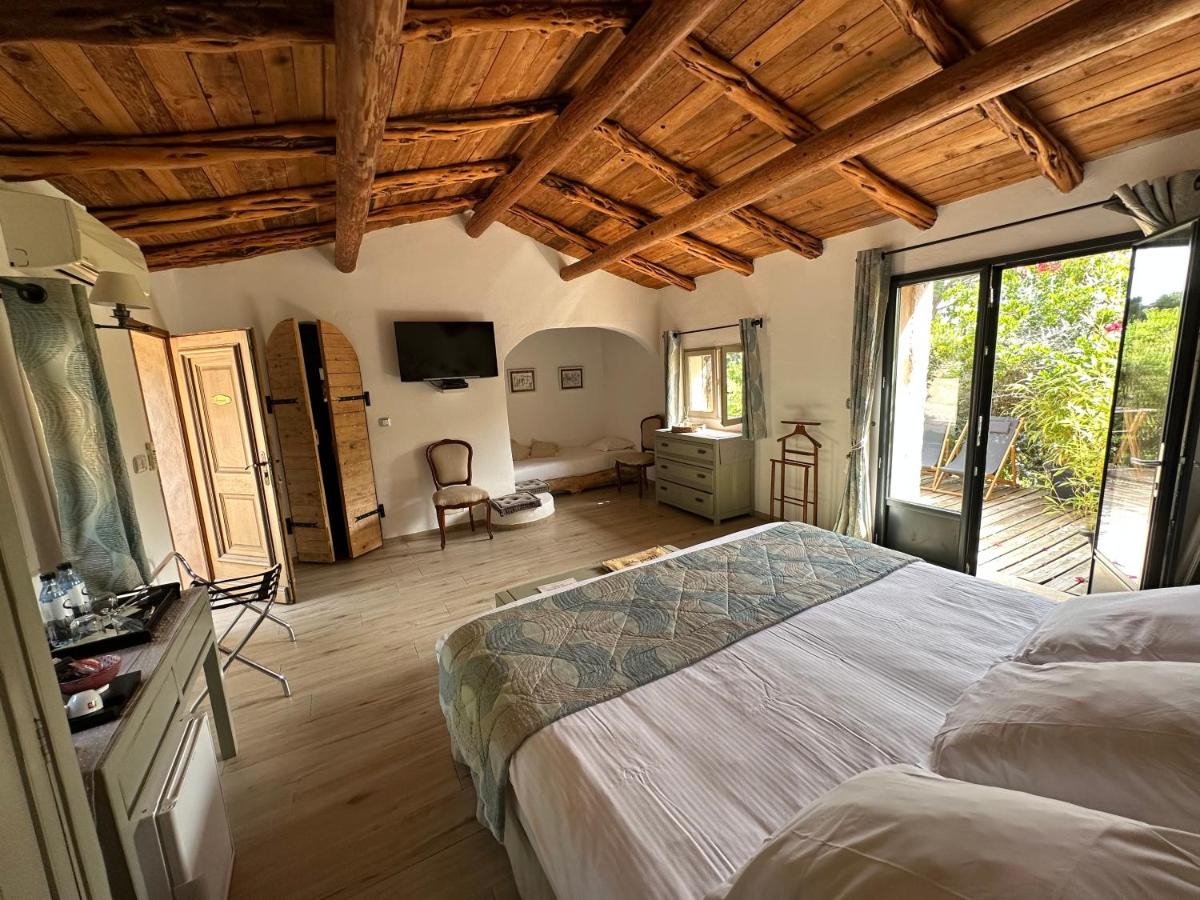 Un ou plusieurs lits dans un hébergement de l'établissement Hôtel Ambassador Palombaggia