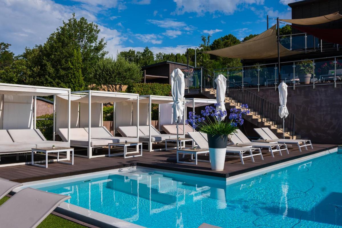 Piscine de l'établissement Domaine de Chalvêches Hôtel SPA 4* ou située à proximité