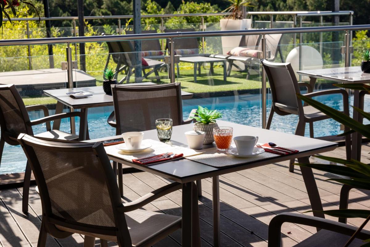 Piscine de l'établissement Domaine de Chalvêches Hôtel SPA 4* ou située à proximité