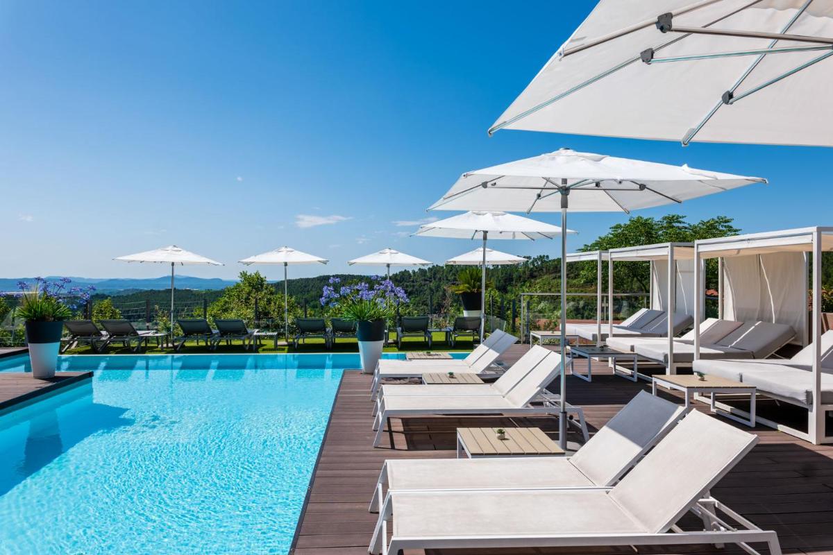 Piscine de l'établissement Domaine de Chalvêches Hôtel SPA 4* ou située à proximité