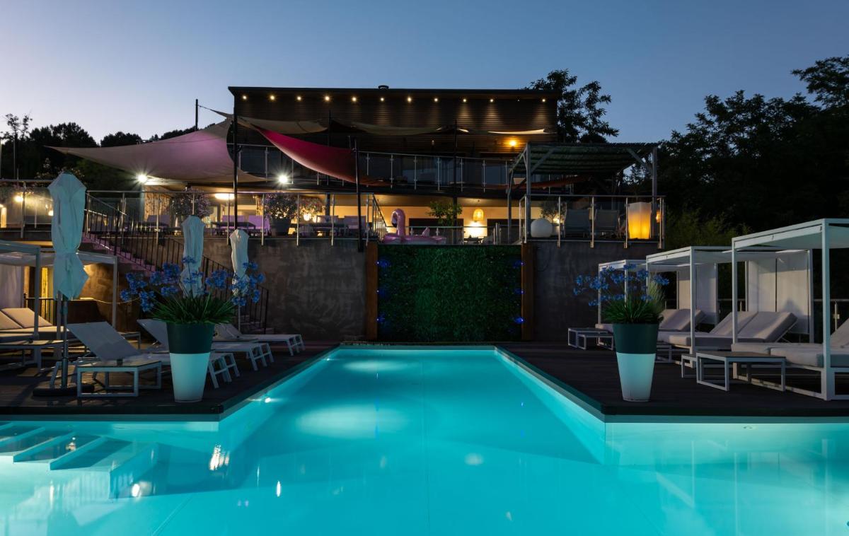 Piscine de l'établissement Domaine de Chalvêches Hôtel SPA 4* ou située à proximité