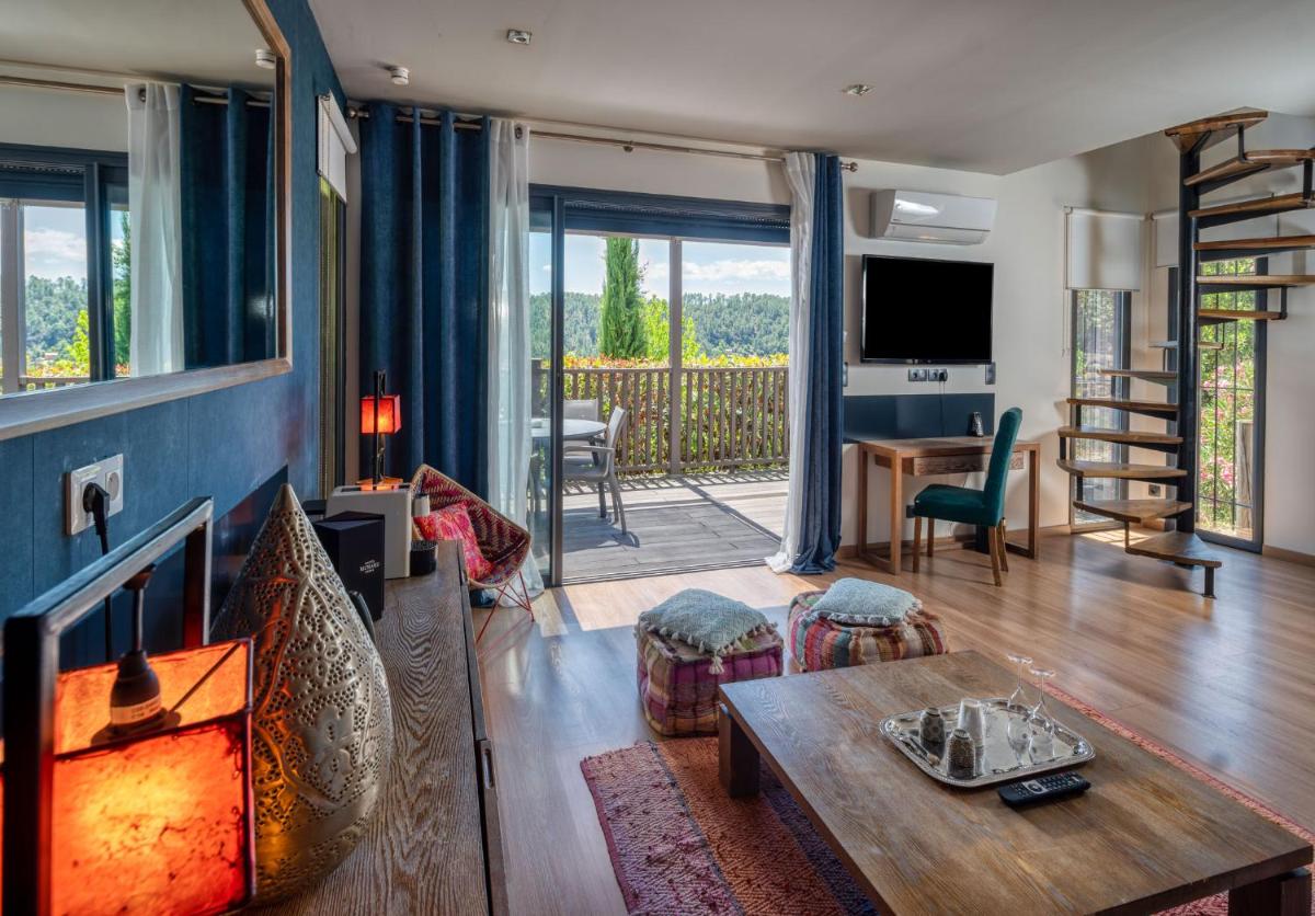 Télévision ou salle de divertissement dans l'établissement Domaine de Chalvêches Hôtel SPA 4*