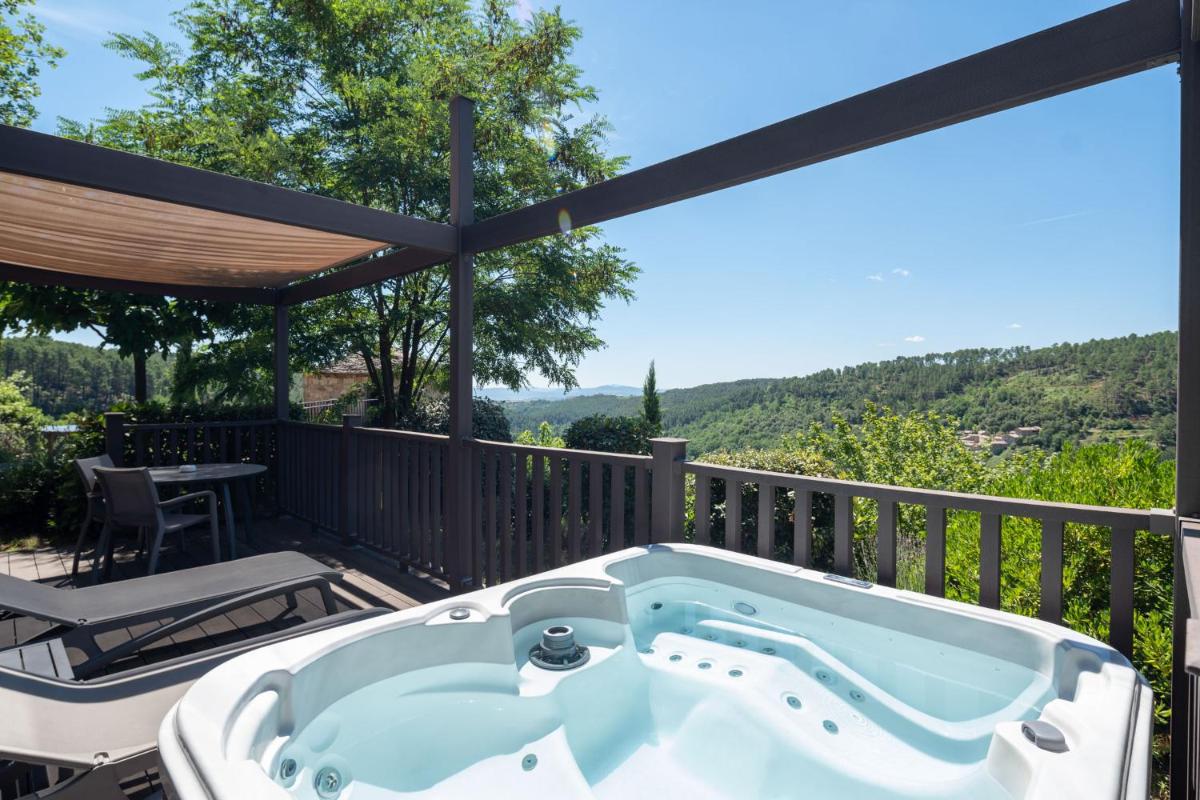 Vue générale sur la montagne ou vue sur la montagne depuis l'hôtel