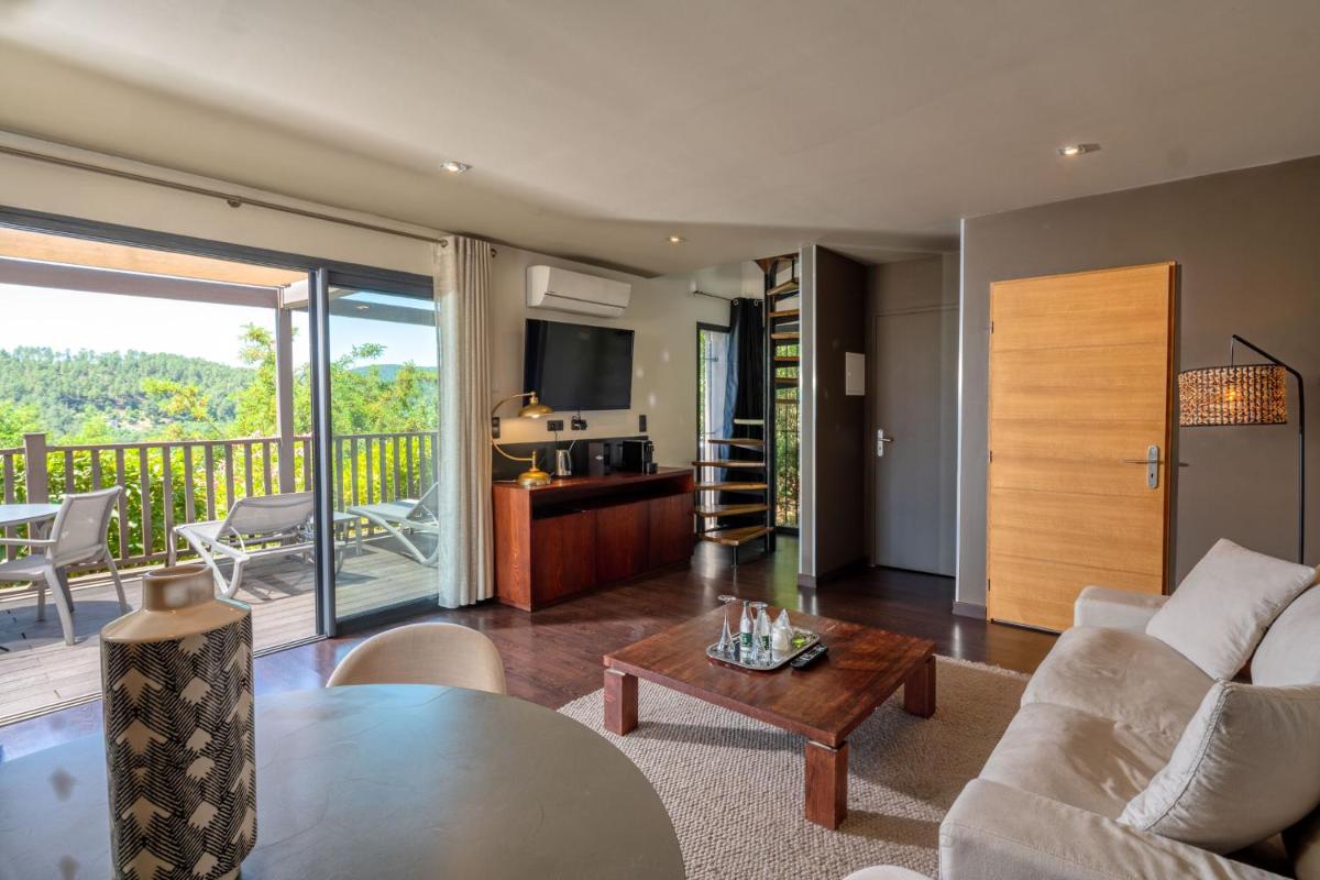 Cuisine ou kitchenette dans l'établissement Domaine de Chalvêches Hôtel SPA 4*