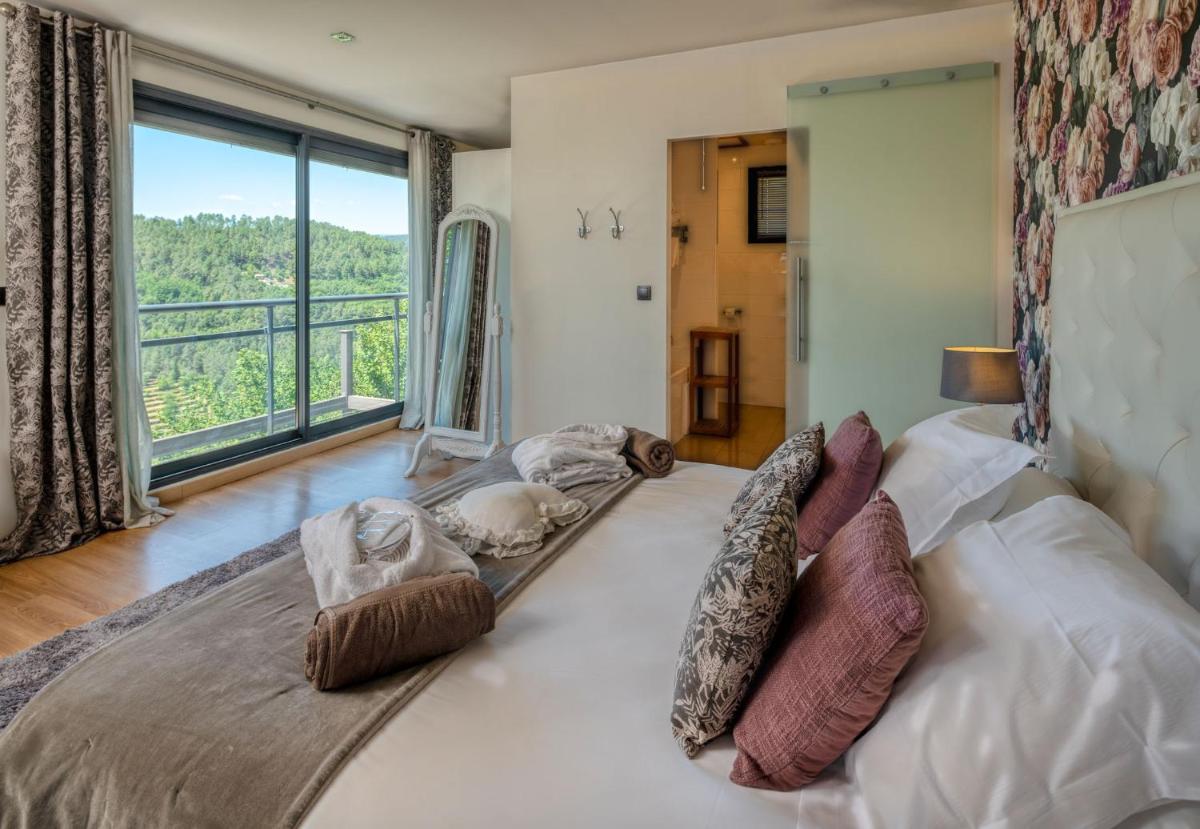 Un ou plusieurs lits dans un hébergement de l'établissement Domaine de Chalvêches Hôtel SPA 4*