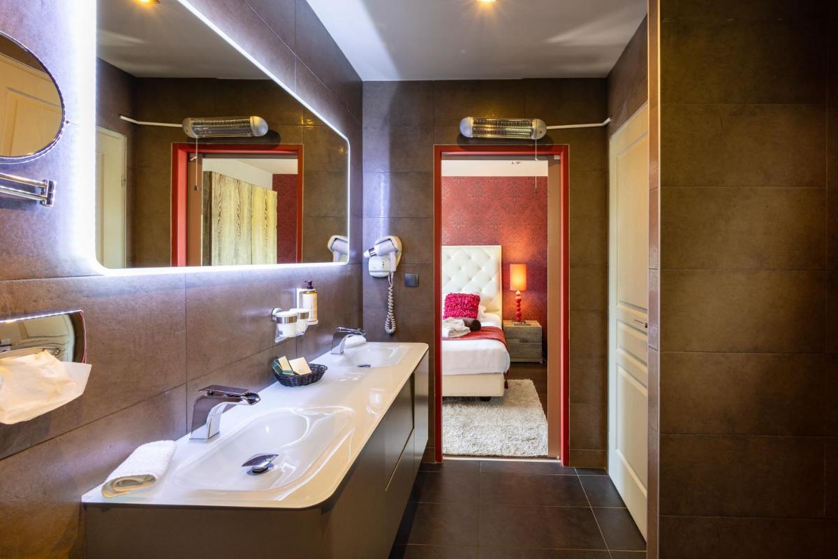 Salle de bains dans l'établissement Domaine de Chalvêches Hôtel SPA 4*