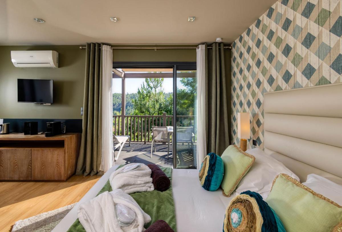 Coin salon dans l'établissement Domaine de Chalvêches Hôtel SPA 4*