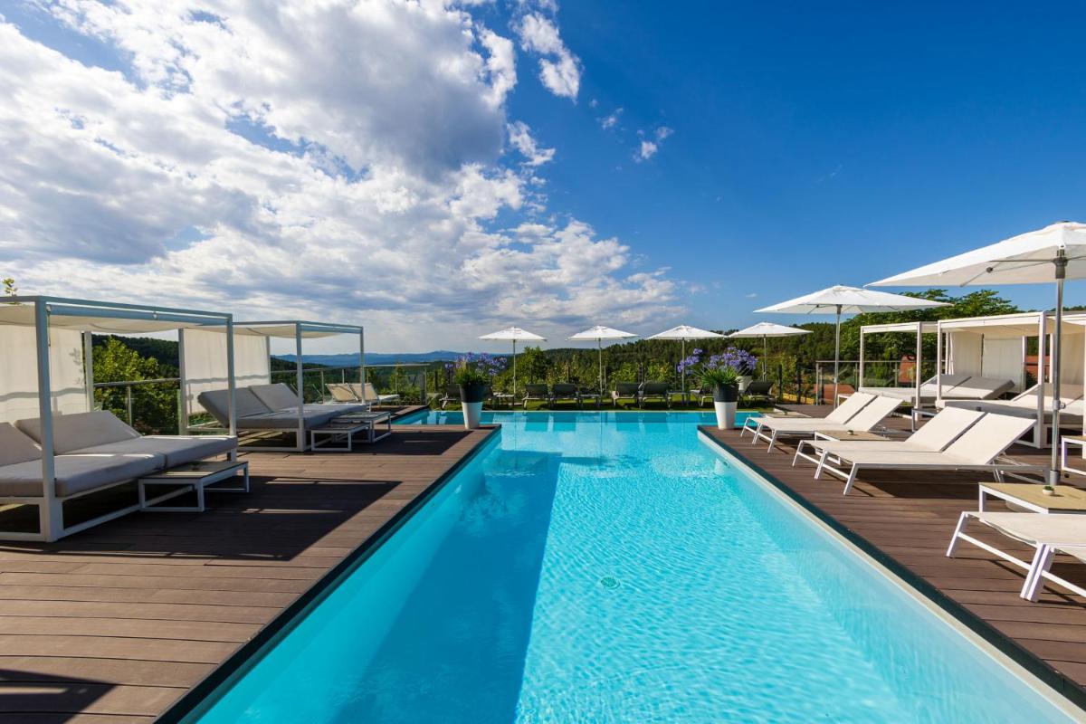 Piscine de l'établissement Domaine de Chalvêches Hôtel SPA 4* ou située à proximité