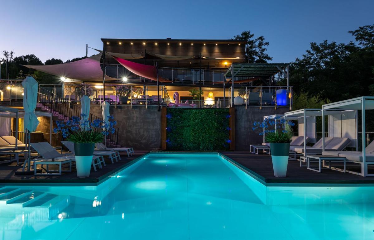 Piscine de l'établissement Domaine de Chalvêches Hôtel SPA 4* ou située à proximité