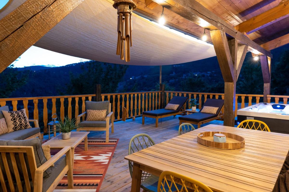 Vue générale sur la montagne ou vue sur la montagne depuis l'hôtel
