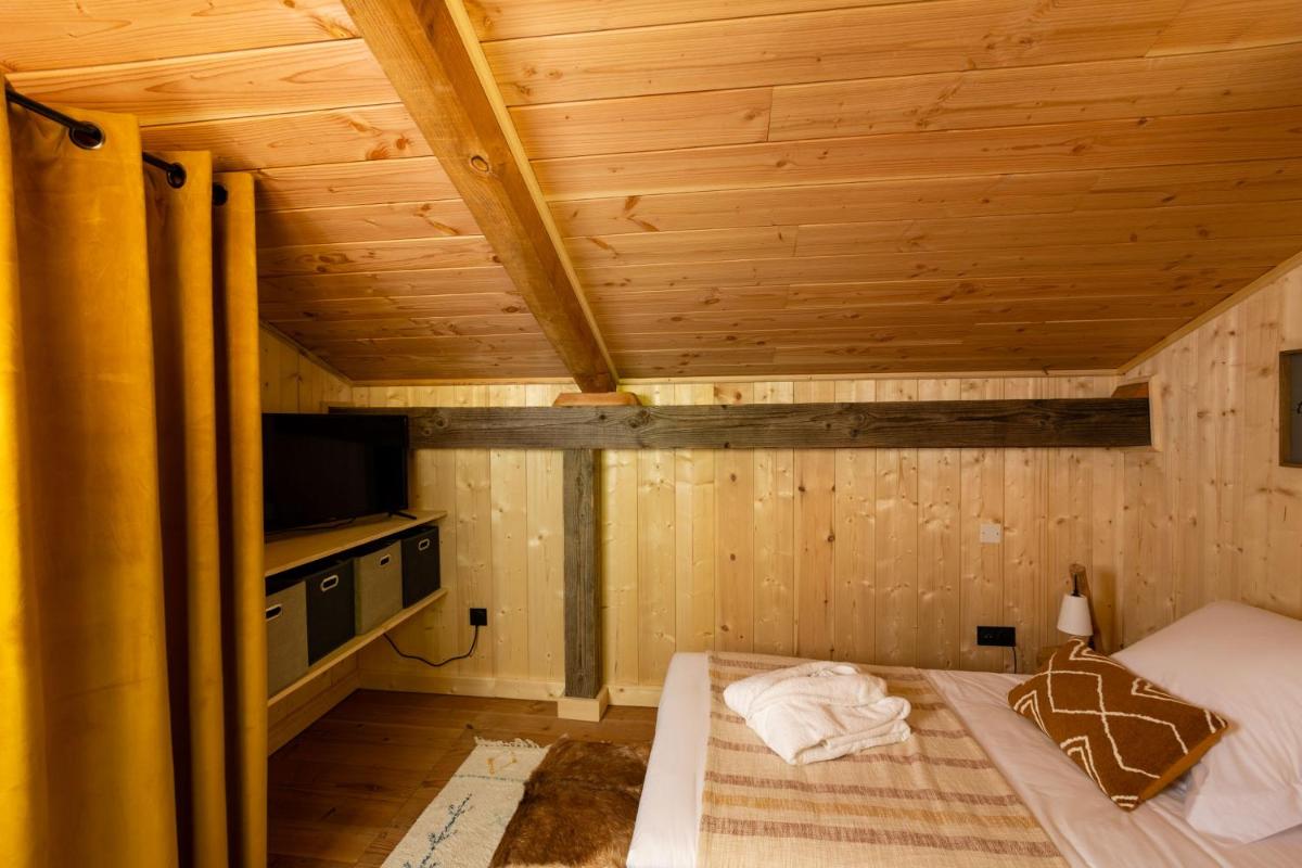 Un ou plusieurs lits dans un hébergement de l'établissement Domaine de Chalvêches Hôtel SPA 4*