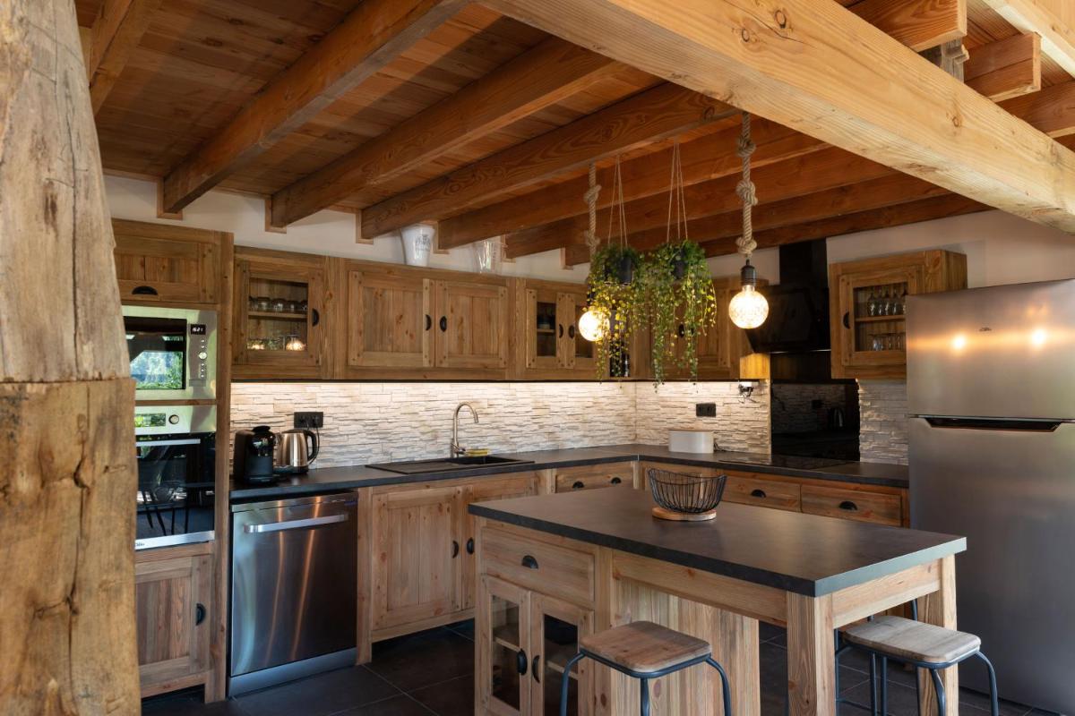 Cuisine ou kitchenette dans l'établissement Domaine de Chalvêches Hôtel SPA 4*