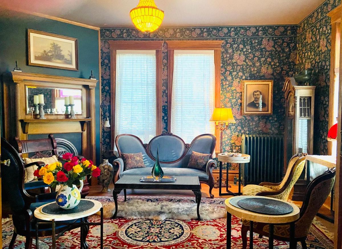 Red Rosebud Bed & Breakfast - Housity