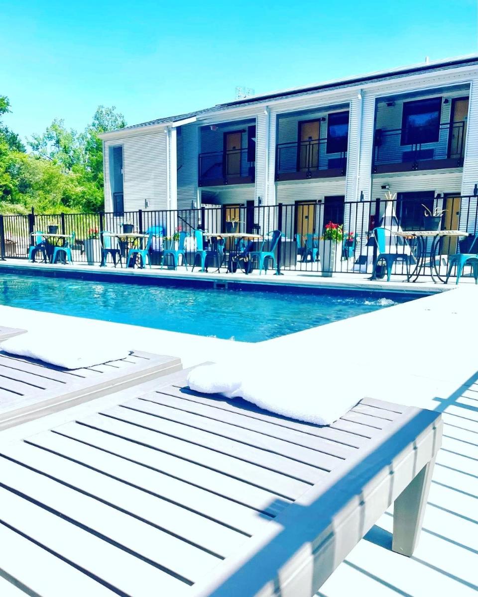 Queen room in boutique hotel with pool and patio - Housity