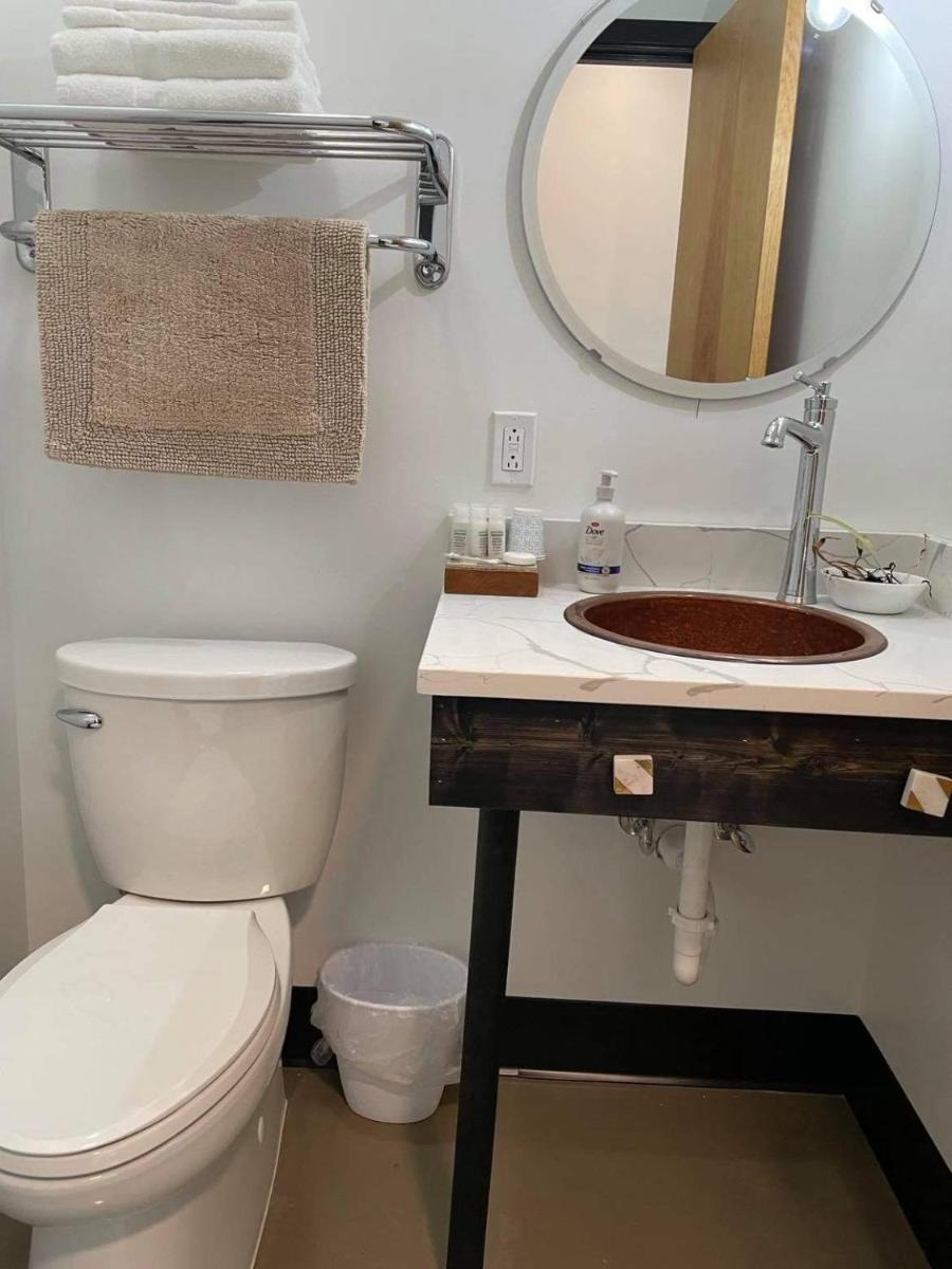 Queen room in boutique hotel with pool and patio - Housity