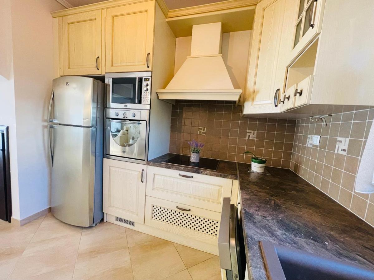D & J Luxury House - Housity