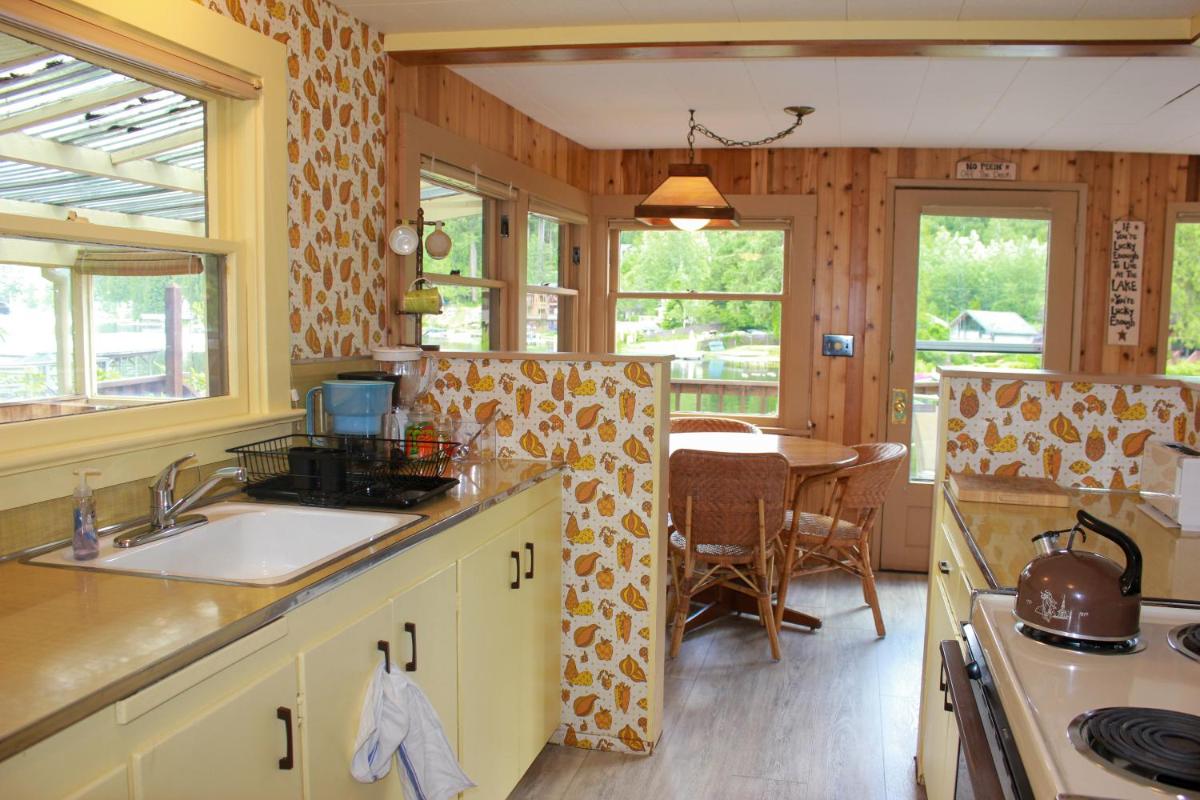 Lakefront: Dog Friendly, Dock, BBQ, Firepit, AC - Housity