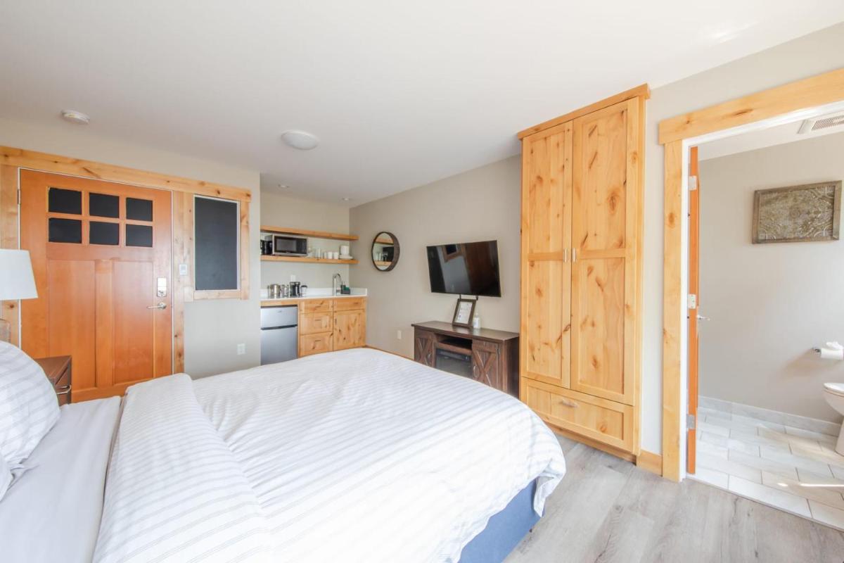 Lakeside Hotel room #7 in Kings Beach - Housity