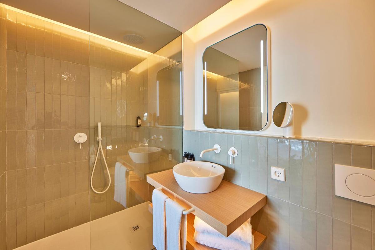 Un baño de Universal Hotel Aquamarin