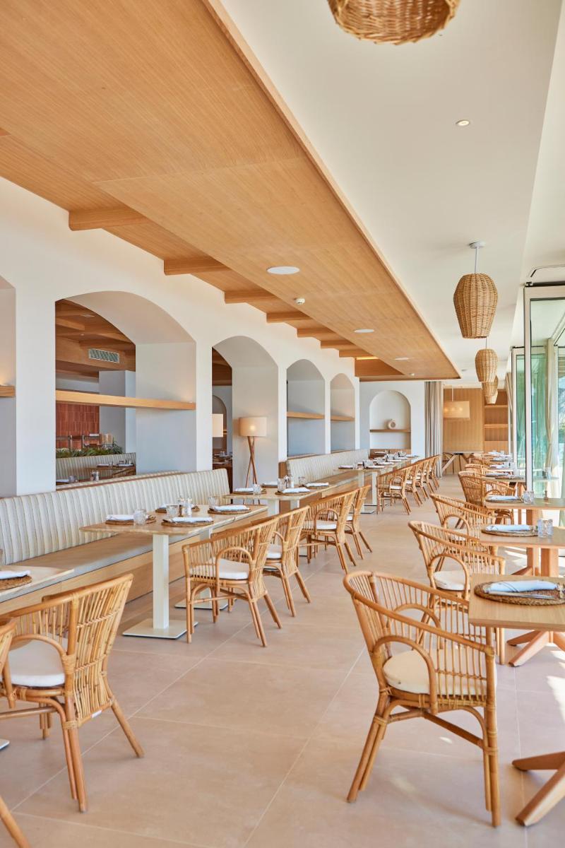 Un restaurante o sitio para comer en Universal Hotel Aquamarin