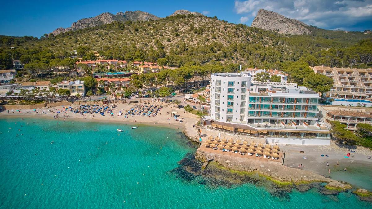 Una vista aérea de un complejo turístico y una playa. en Universal Hotel Aquamarin, en Sant Elm